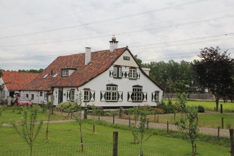 In het buitengebied ligt deze boerderij uit 1780