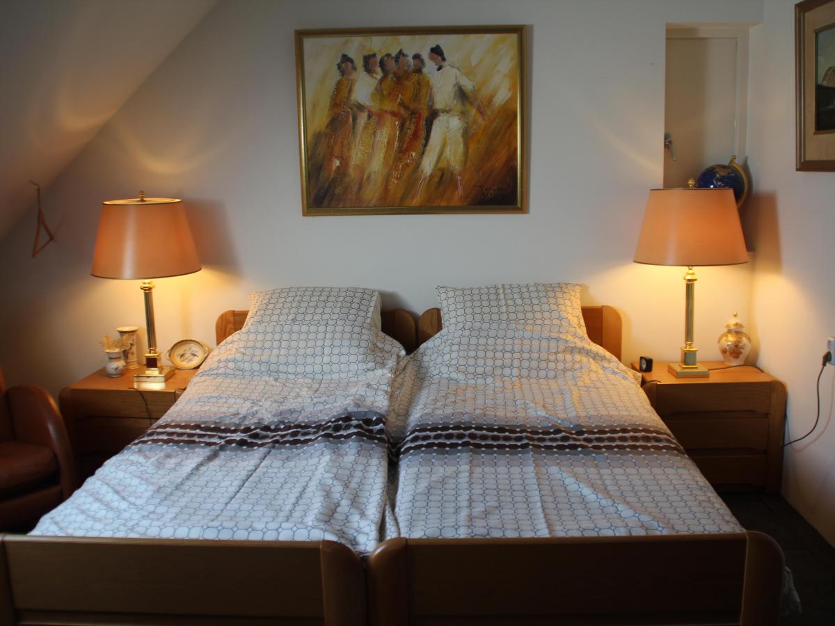 Gastenkamer._bed_met_schermerlampen.JPG