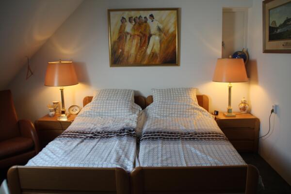Gastenkamer._bed_met_schermerlampen.JPG